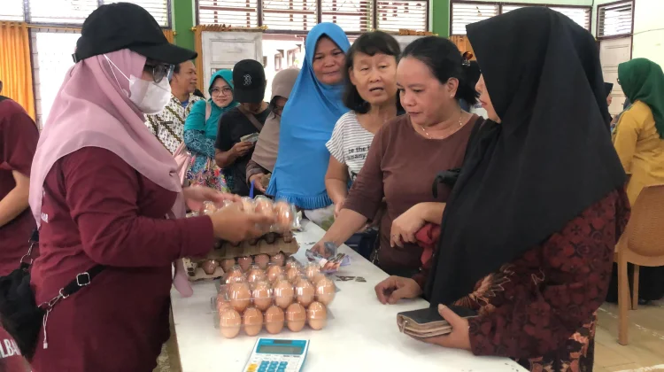 Warga Pontianak Utara Serbu Telur Murah