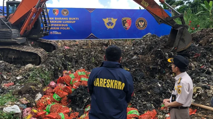 Penampakan Puluhan Ton Pangan Ilegal Dimusnahkan