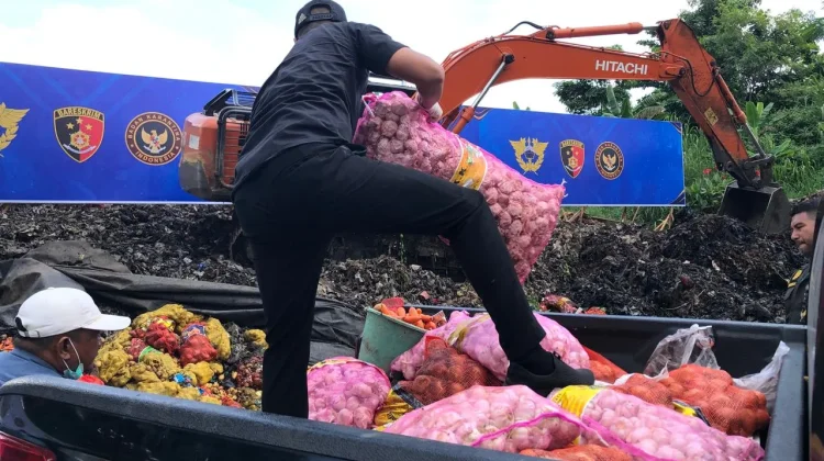 Penampakan Puluhan Ton Pangan Ilegal Dimusnahkan