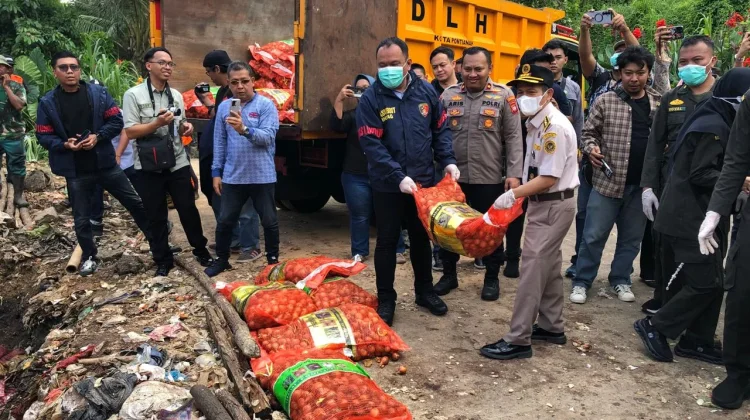 Penampakan Puluhan Ton Pangan Ilegal Dimusnahkan