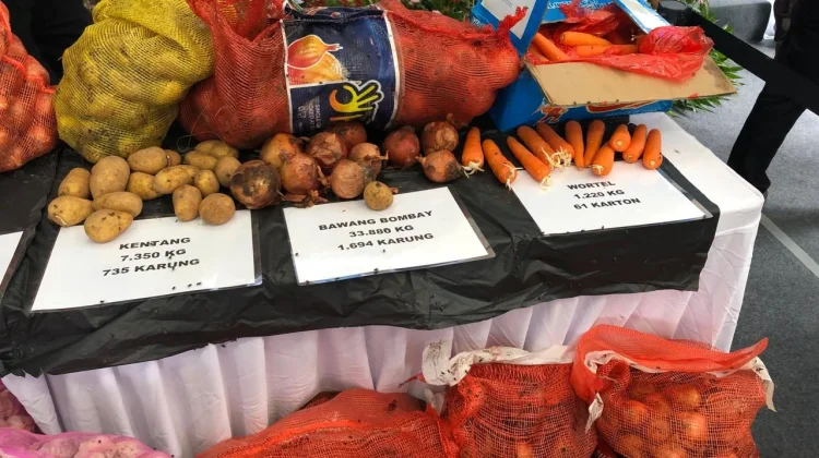 Penampakan Puluhan Ton Pangan Ilegal Dimusnahkan