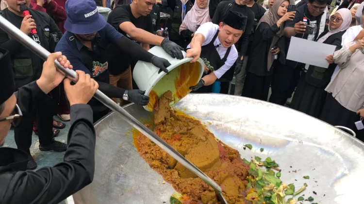 Potret Keseruan Masak Besar 1,5 Ton Daging bersama Bobon Santoso