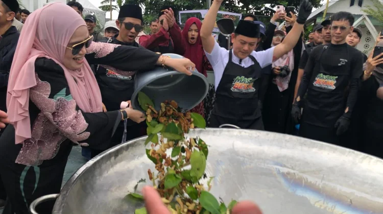 Potret Keseruan Masak Besar 1,5 Ton Daging bersama Bobon Santoso