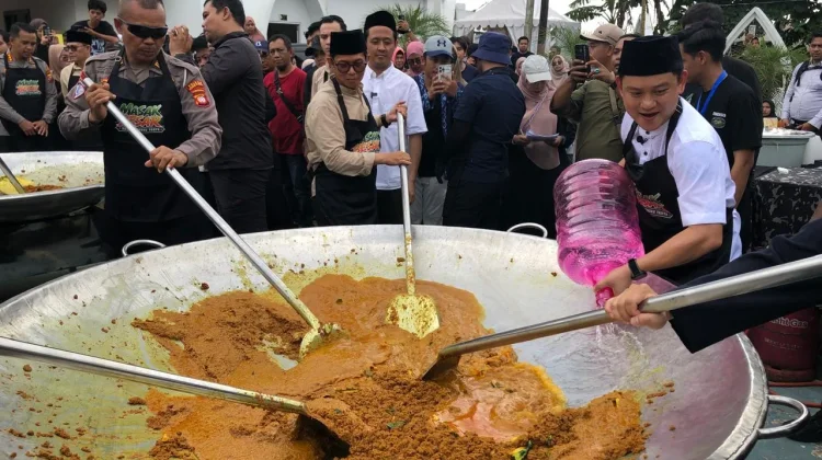 Potret Keseruan Masak Besar 1,5 Ton Daging bersama Bobon Santoso