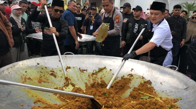 Potret Keseruan Masak Besar 1,5 Ton Daging bersama Bobon Santoso