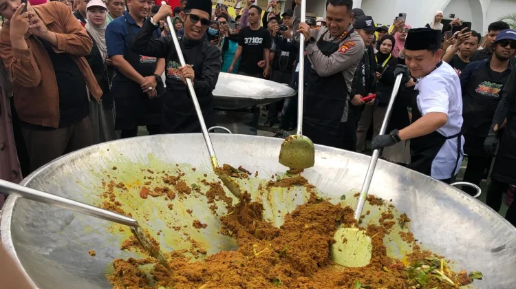 Potret Keseruan Masak Besar 1,5 Ton Daging bersama Bobon Santoso
