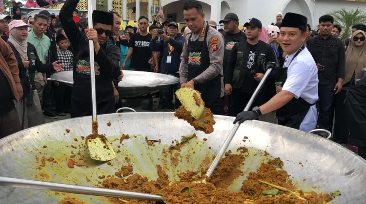 Potret Keseruan Masak Besar 1,5 Ton Daging bersama Bobon Santoso