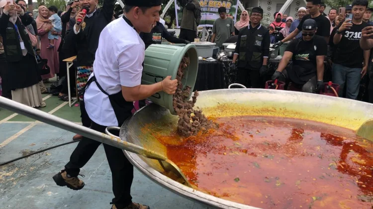 Potret Keseruan Masak Besar 1,5 Ton Daging bersama Bobon Santoso