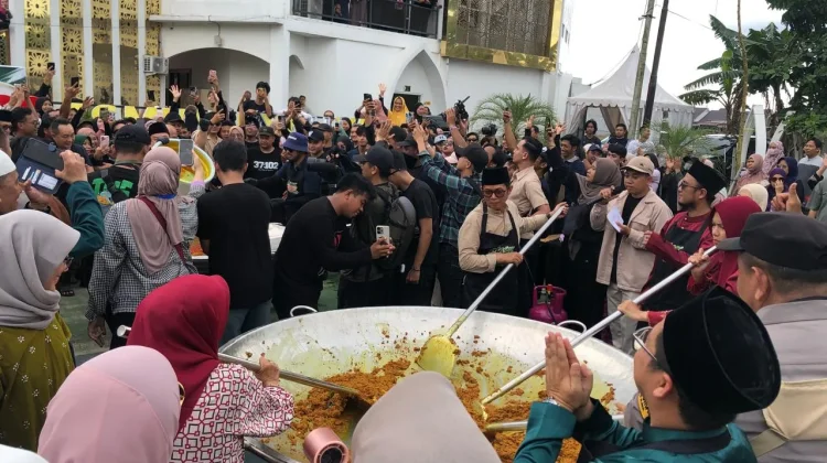 Potret Keseruan Masak Besar 1,5 Ton Daging bersama Bobon Santoso