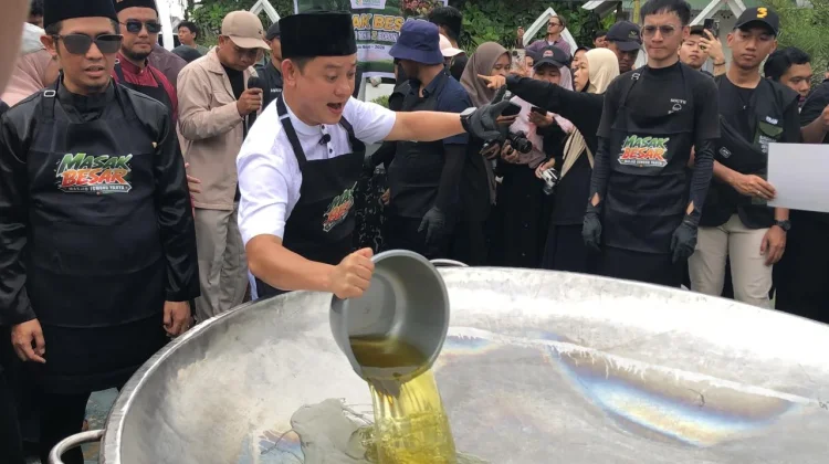 Potret Keseruan Masak Besar 1,5 Ton Daging bersama Bobon Santoso