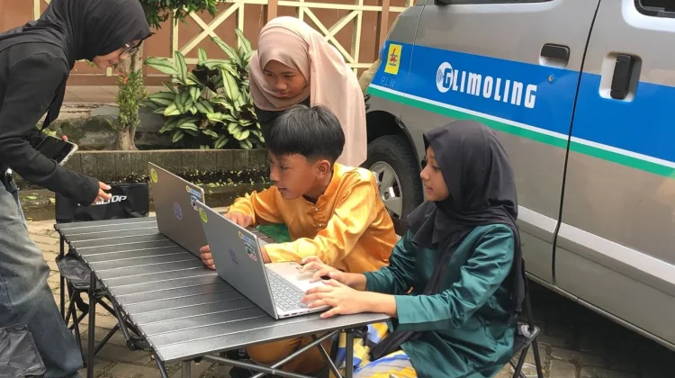 Potret Keseruan Baca Buku dan Main Laptop pada Mobil Keliling