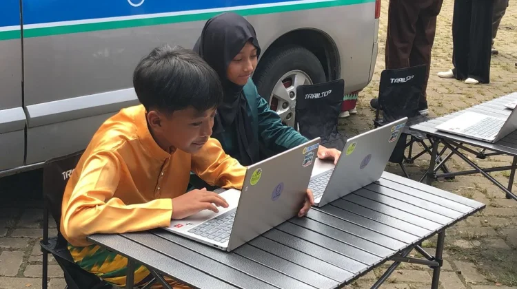 Potret Keseruan Baca Buku dan Main Laptop pada Mobil Keliling