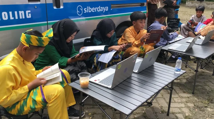 Potret Keseruan Baca Buku dan Main Laptop pada Mobil Keliling
