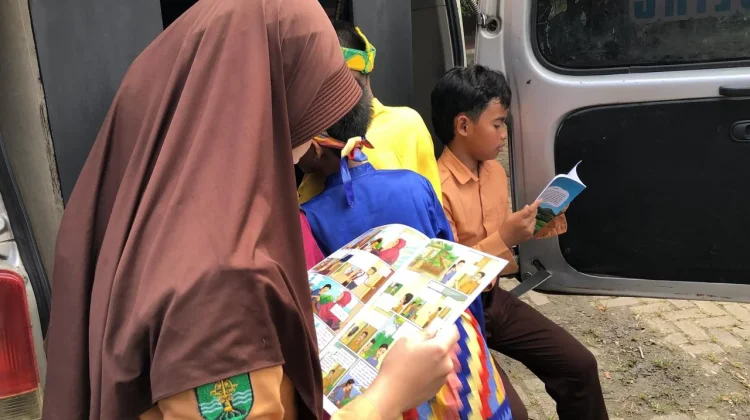 Potret Keseruan Baca Buku dan Main Laptop pada Mobil Keliling