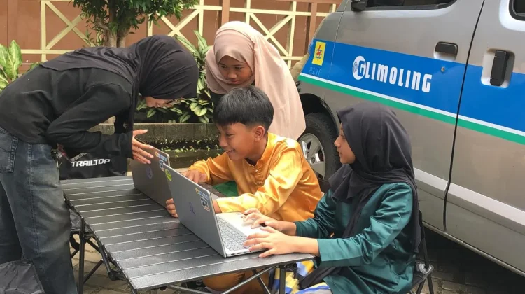 Potret Keseruan Baca Buku dan Main Laptop pada Mobil Keliling