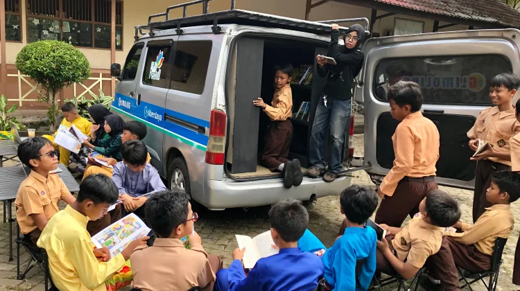 Potret Keseruan Baca Buku dan Main Laptop pada Mobil Keliling