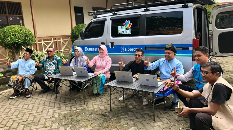 Potret Keseruan Baca Buku dan Main Laptop pada Mobil Keliling