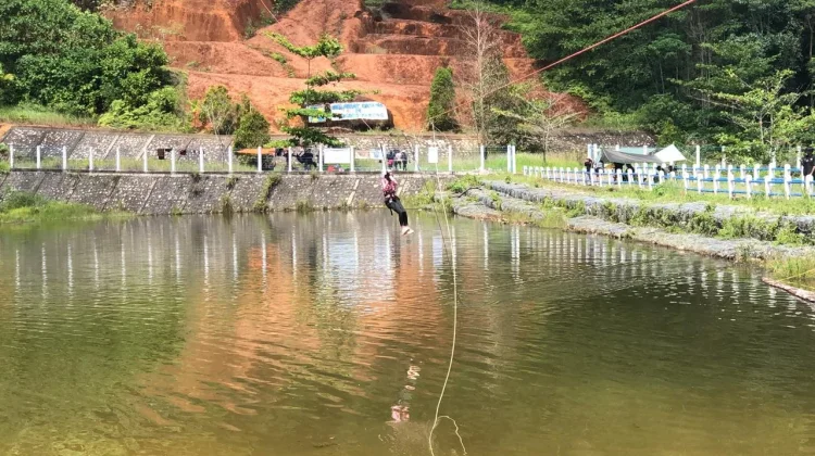 Potret Keseruan Bermain Flying Fox di Embong Parong Bukit Ambawang