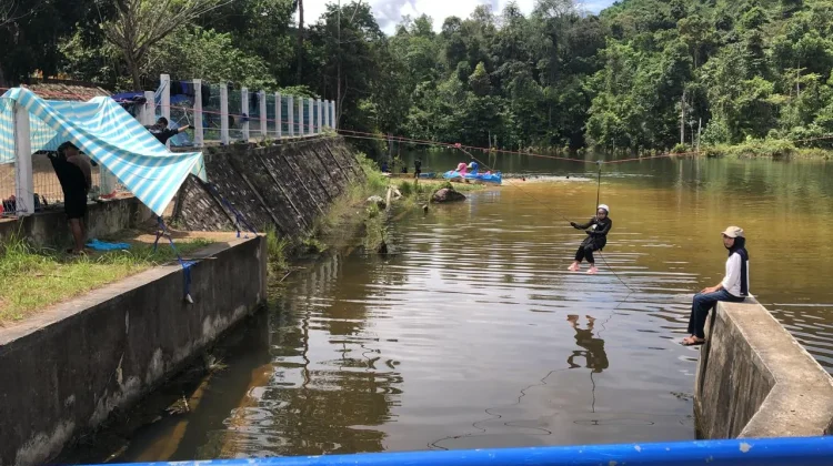 Potret Keseruan Bermain Flying Fox di Embong Parong Bukit Ambawang