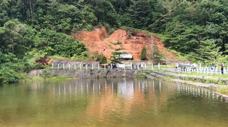 Potret Keseruan Bermain Flying Fox di Embong Parong Bukit Ambawang