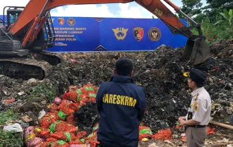 Penampakan Puluhan Ton Pangan Ilegal Dimusnahkan