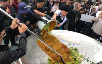 Potret Keseruan Masak Besar 1,5 Ton Daging bersama Bobon Santoso