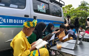 Potret Keseruan Baca Buku dan Main Laptop pada Mobil Keliling