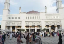 Suasana Khidmat dan Hangat Salat Idulfitri di Masjid Raya Mujahidin Pontianak