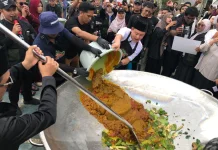 Potret Keseruan Masak Besar 1,5 Ton Daging bersama Bobon Santoso