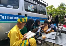 Potret Keseruan Baca Buku dan Main Laptop pada Mobil Keliling