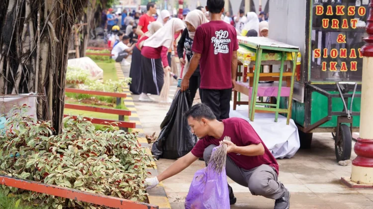 Kegiatan Jumat Bersih di Alun-alun Kebumen