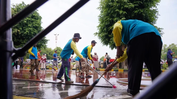 Kegiatan Jumat Bersih di Alun-alun Kebumen