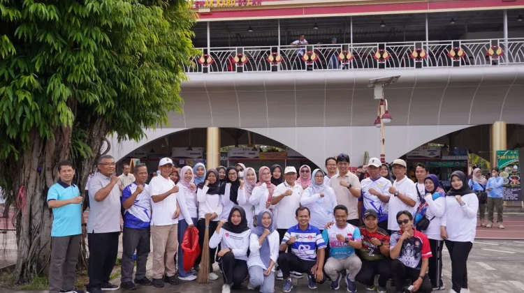 Kegiatan Jumat Bersih di Alun-alun Kebumen
