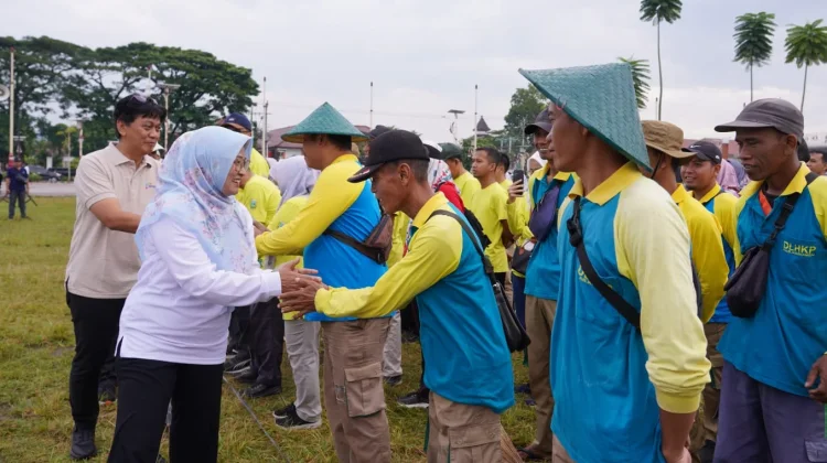 Kegiatan Jumat Bersih di Alun-alun Kebumen