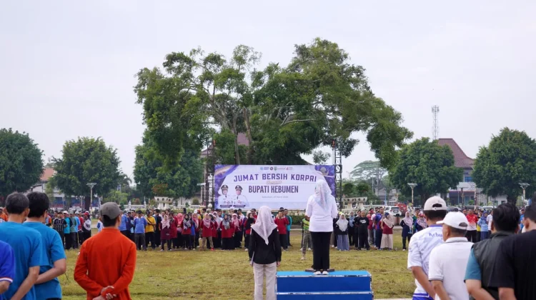 Kegiatan Jumat Bersih di Alun-alun Kebumen