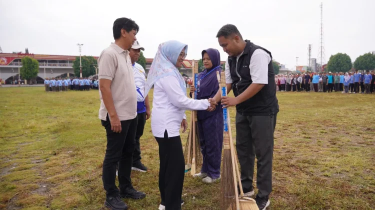 Kegiatan Jumat Bersih di Alun-alun Kebumen