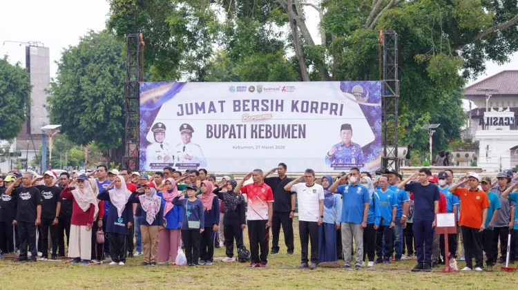 Kegiatan Jumat Bersih di Alun-alun Kebumen