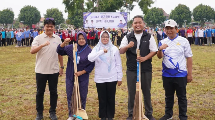 Kegiatan Jumat Bersih di Alun-alun Kebumen