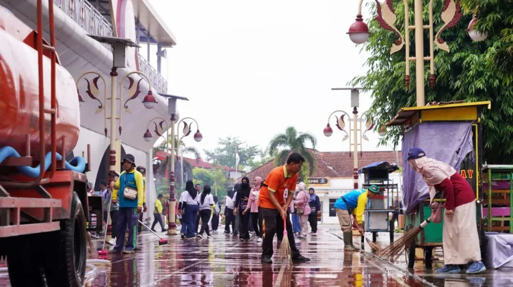 Kegiatan Jumat Bersih di Alun-alun Kebumen