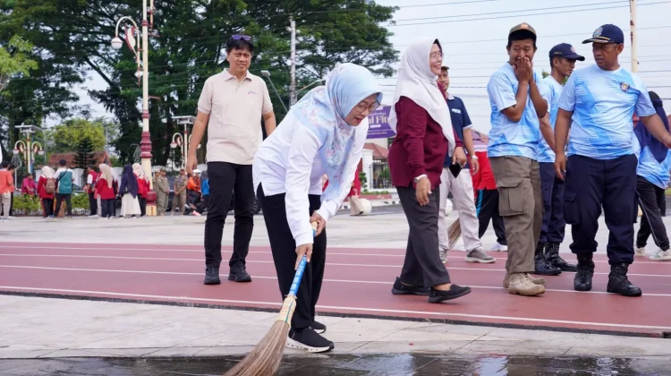 Kegiatan Jumat Bersih di Alun-alun Kebumen