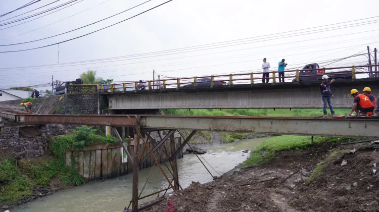 Bupati Kebumen Lilis Nuryani Tinjau Tempat Rehabilitasi Jembatan di Kebumen