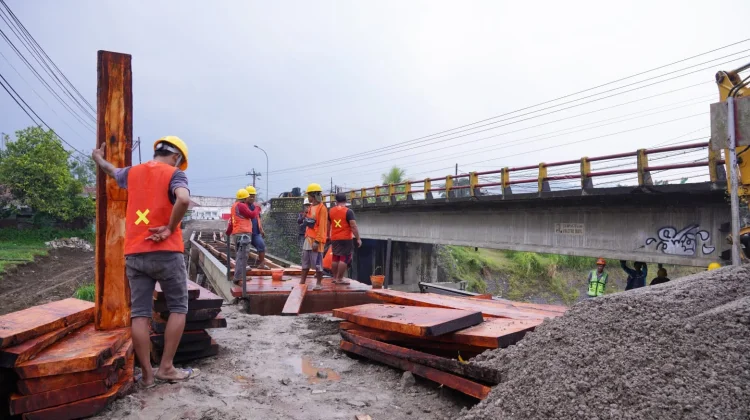 Bupati Kebumen Lilis Nuryani Tinjau Tempat Rehabilitasi Jembatan di Kebumen