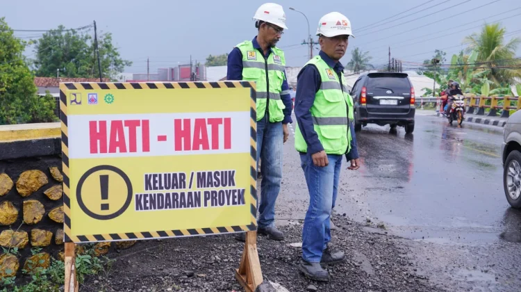 Bupati Kebumen Lilis Nuryani Tinjau Tempat Rehabilitasi Jembatan di Kebumen