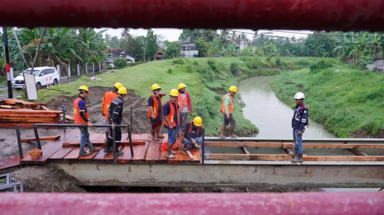 Bupati Kebumen Lilis Nuryani Tinjau Tempat Rehabilitasi Jembatan di Kebumen