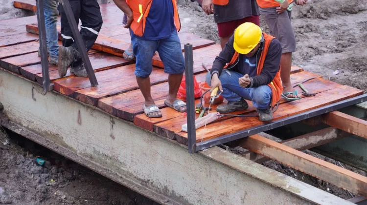 Bupati Kebumen Lilis Nuryani Tinjau Tempat Rehabilitasi Jembatan di Kebumen