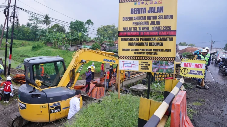Bupati Kebumen Lilis Nuryani Tinjau Tempat Rehabilitasi Jembatan di Kebumen