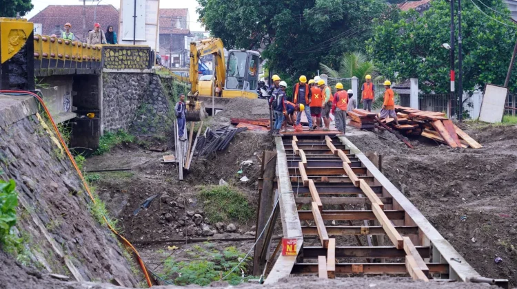 Bupati Kebumen Lilis Nuryani Tinjau Tempat Rehabilitasi Jembatan di Kebumen