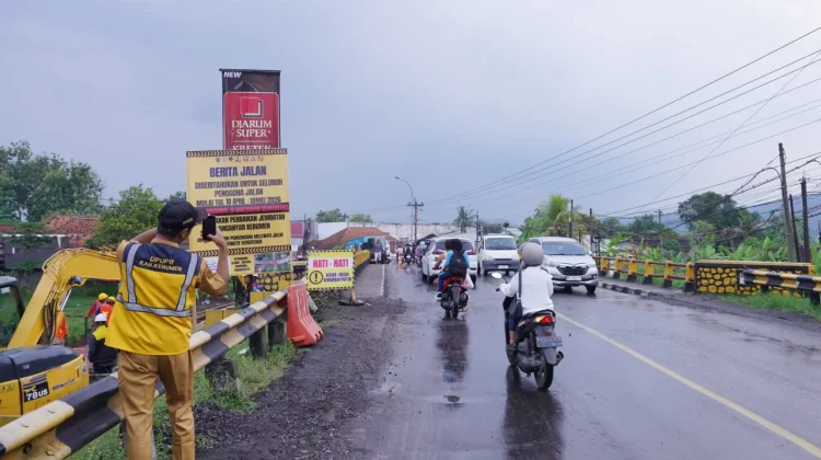 Bupati Kebumen Lilis Nuryani Tinjau Tempat Rehabilitasi Jembatan di Kebumen