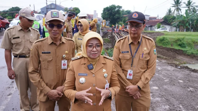 Bupati Kebumen Lilis Nuryani Tinjau Tempat Rehabilitasi Jembatan di Kebumen
