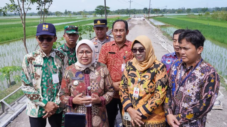 Bupati Kebumen Lilis Nuryani Cek Kondisi Lapangan Perbaikan Jalan dan Jembatan